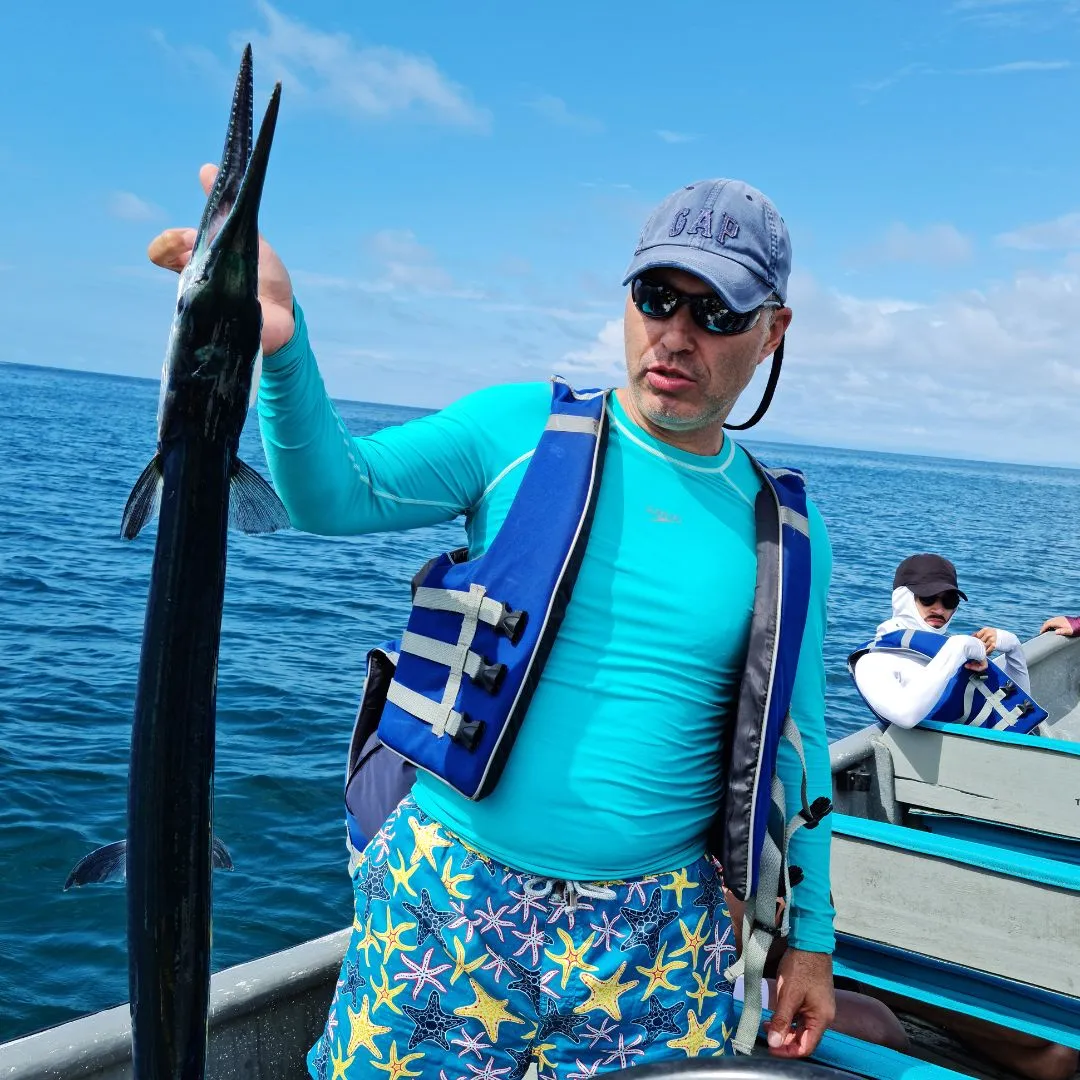 Pescador local realizando pesca artesanal responsable en Bahía Solano